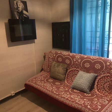 Studio "Maryline" Sejours Parisiens Abordables - Rez De Chaussee Sur Beau Patio Ombrage- Accessible Handcaps - Grand Canape-Lit Clic Clac 2 Places - Cuisine Equipee - Salle De Bains - 5 Minutes Du Metro Brochant Ligne 13,Bus 74 Et 31 Esterno foto
