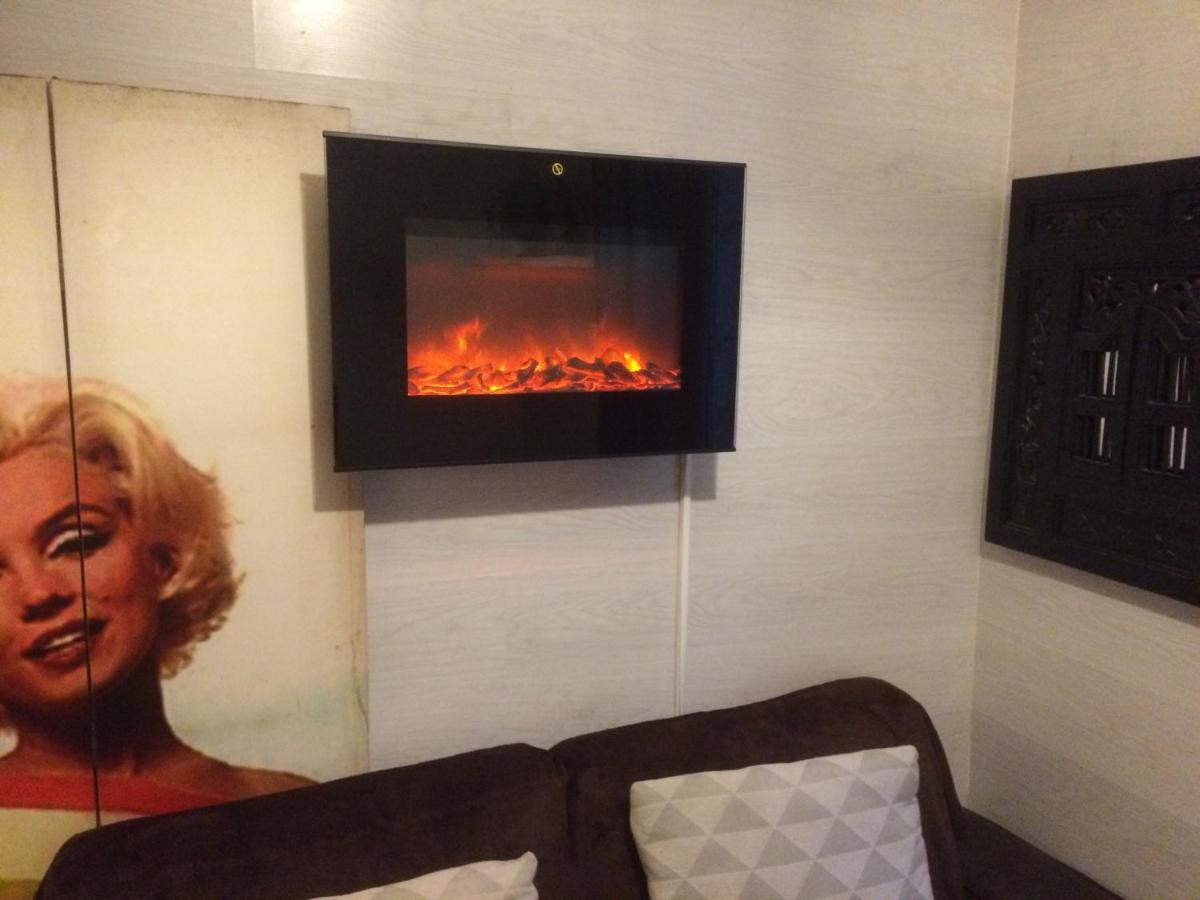 Studio "Maryline" Sejours Parisiens Abordables - Rez De Chaussee Sur Beau Patio Ombrage- Accessible Handcaps - Grand Canape-Lit Clic Clac 2 Places - Cuisine Equipee - Salle De Bains - 5 Minutes Du Metro Brochant Ligne 13,Bus 74 Et 31 Esterno foto