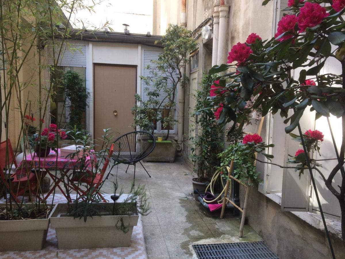 Studio "Maryline" Sejours Parisiens Abordables - Rez De Chaussee Sur Beau Patio Ombrage- Accessible Handcaps - Grand Canape-Lit Clic Clac 2 Places - Cuisine Equipee - Salle De Bains - 5 Minutes Du Metro Brochant Ligne 13,Bus 74 Et 31 Esterno foto
